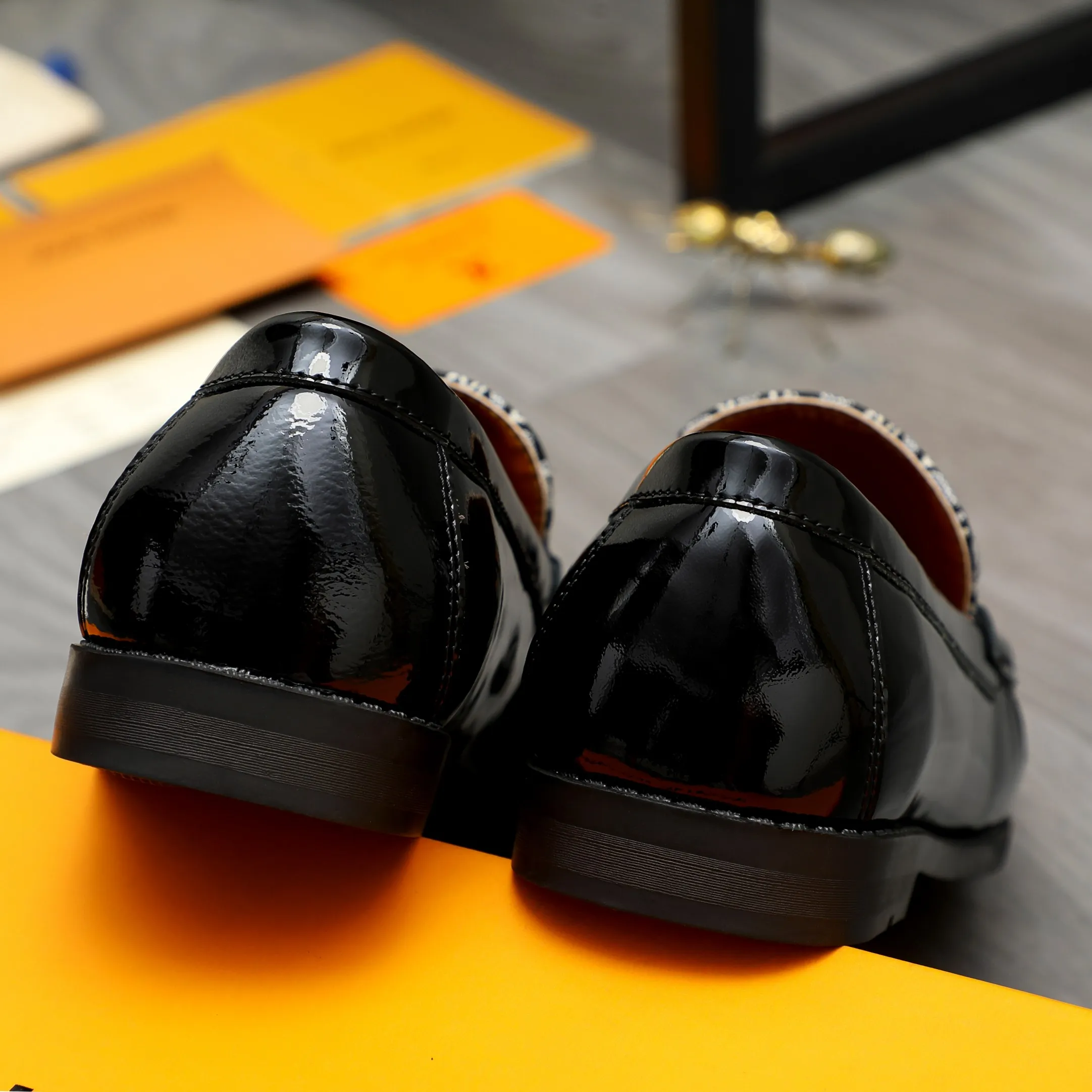 Men's shoes 💰400 Product trademark: LV "Louis Vuitton" casual slip-on shoes Regular size: 38-45 (45 is custom-made and non-returnable) Product material: Selected breathable fabric spliced ​​patent cowhide upper, cowhide lining, rubber outsole